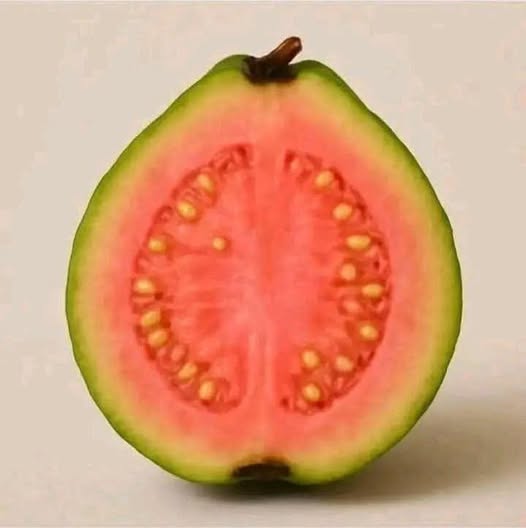 Guayaba cortada mostrando su pulpa rosada y cáscara verde
